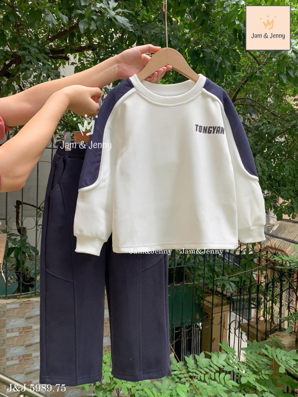 JJ 5989 - Bộ nỉ hai da Jam & Jenny áo trắng in 2 mặt + quần đen bé trai size 6-12y