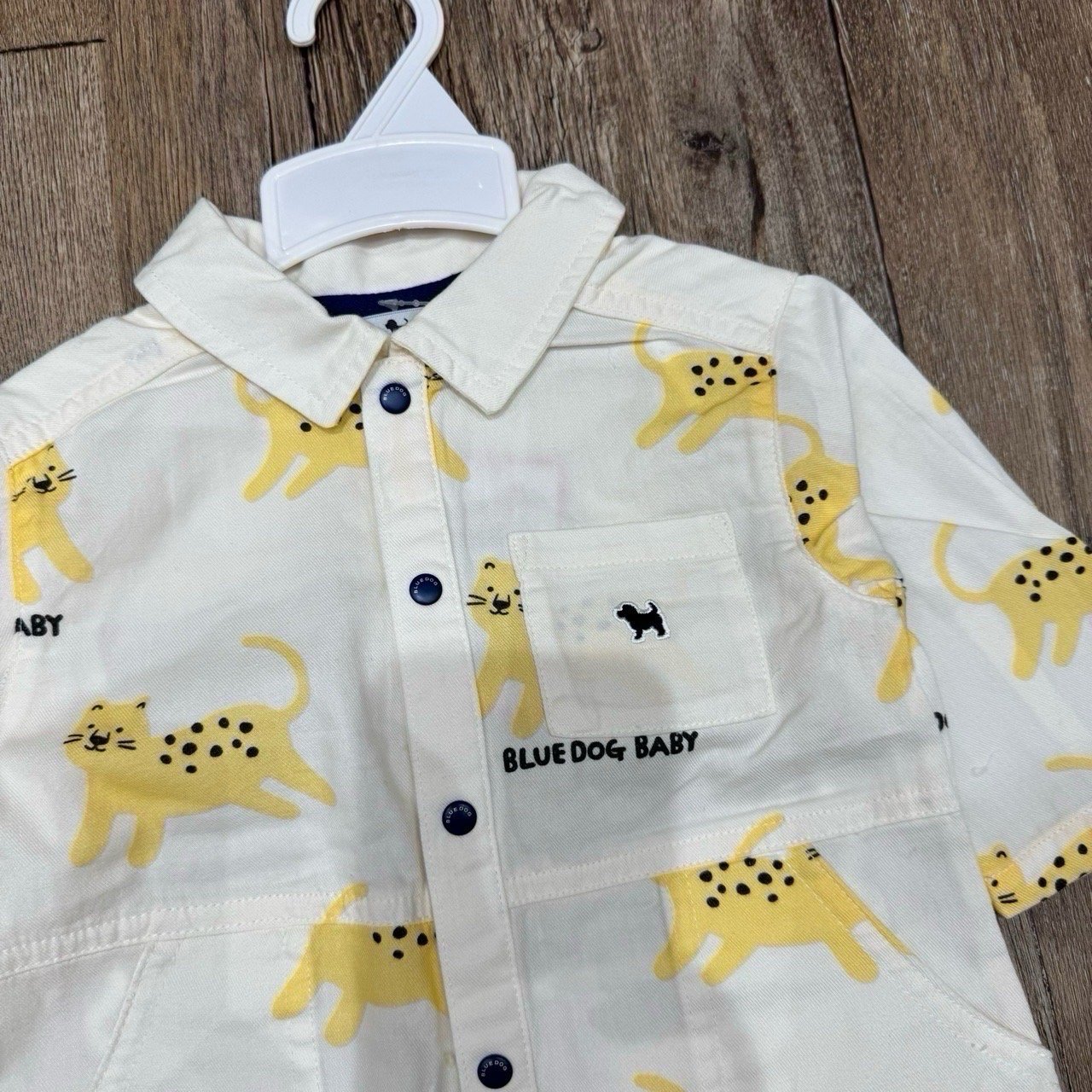 Body vải thô mềm Blue d.o.g dư xịn màu kem họa tiết động vật vàng cho bé