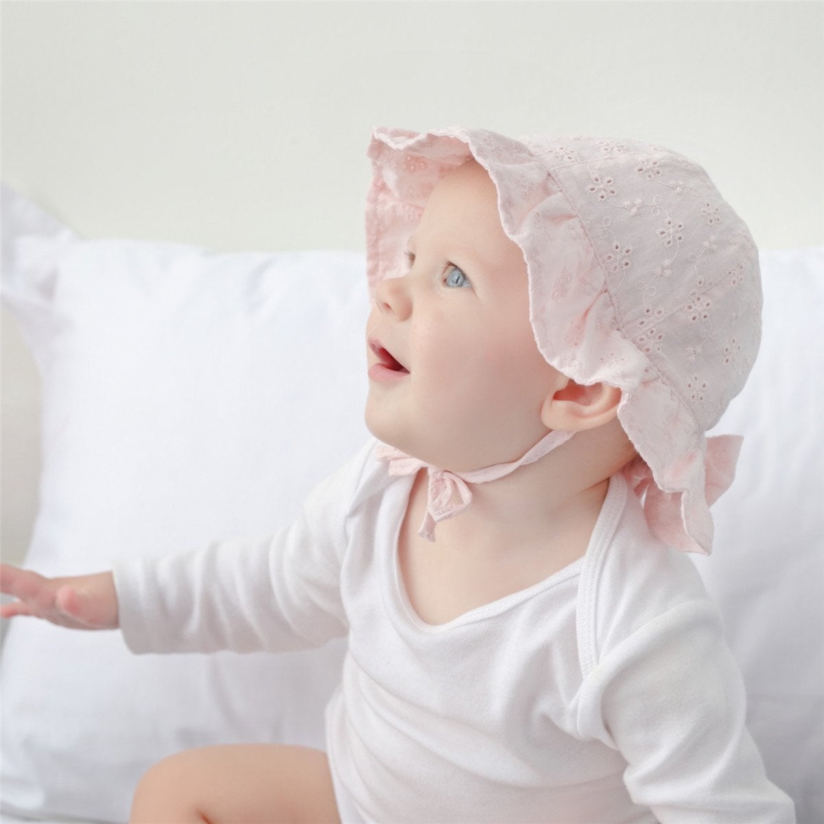 Mũ vải vành Miller thô hoa thêu đục lỗ 2 màu trắng/hồng