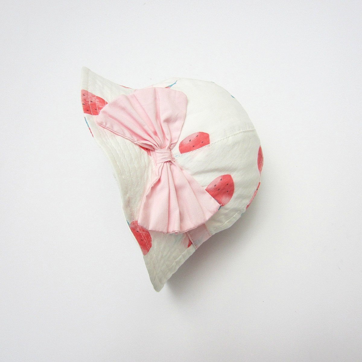 Mũ vải vành Miller màu trắng hoạ tiết dâu tây