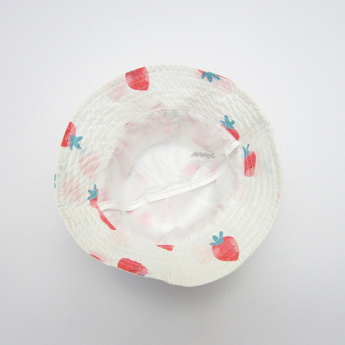 Mũ vải vành Miller màu trắng hoạ tiết dâu tây