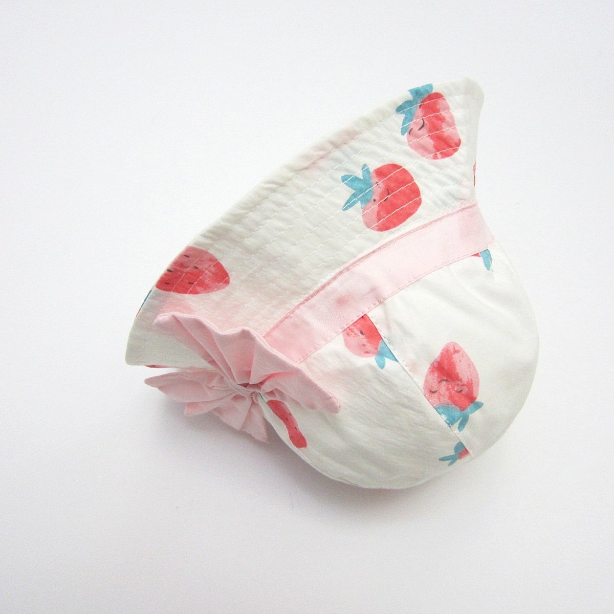 Mũ vải vành Miller màu trắng hoạ tiết dâu tây