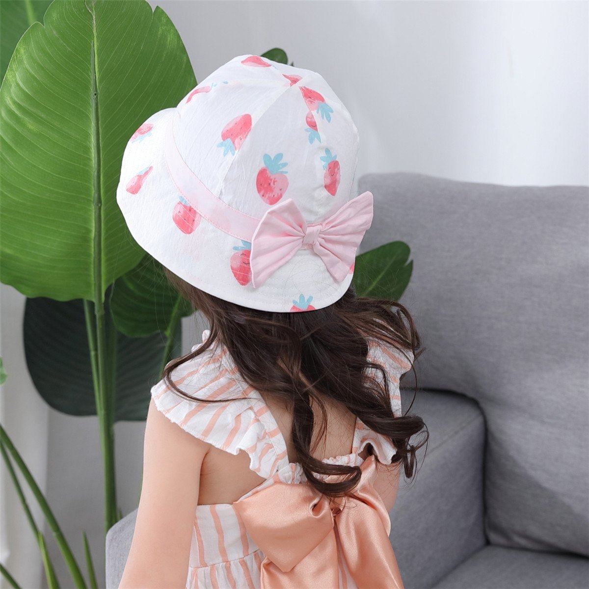 Mũ vải vành Miller màu trắng hoạ tiết dâu tây