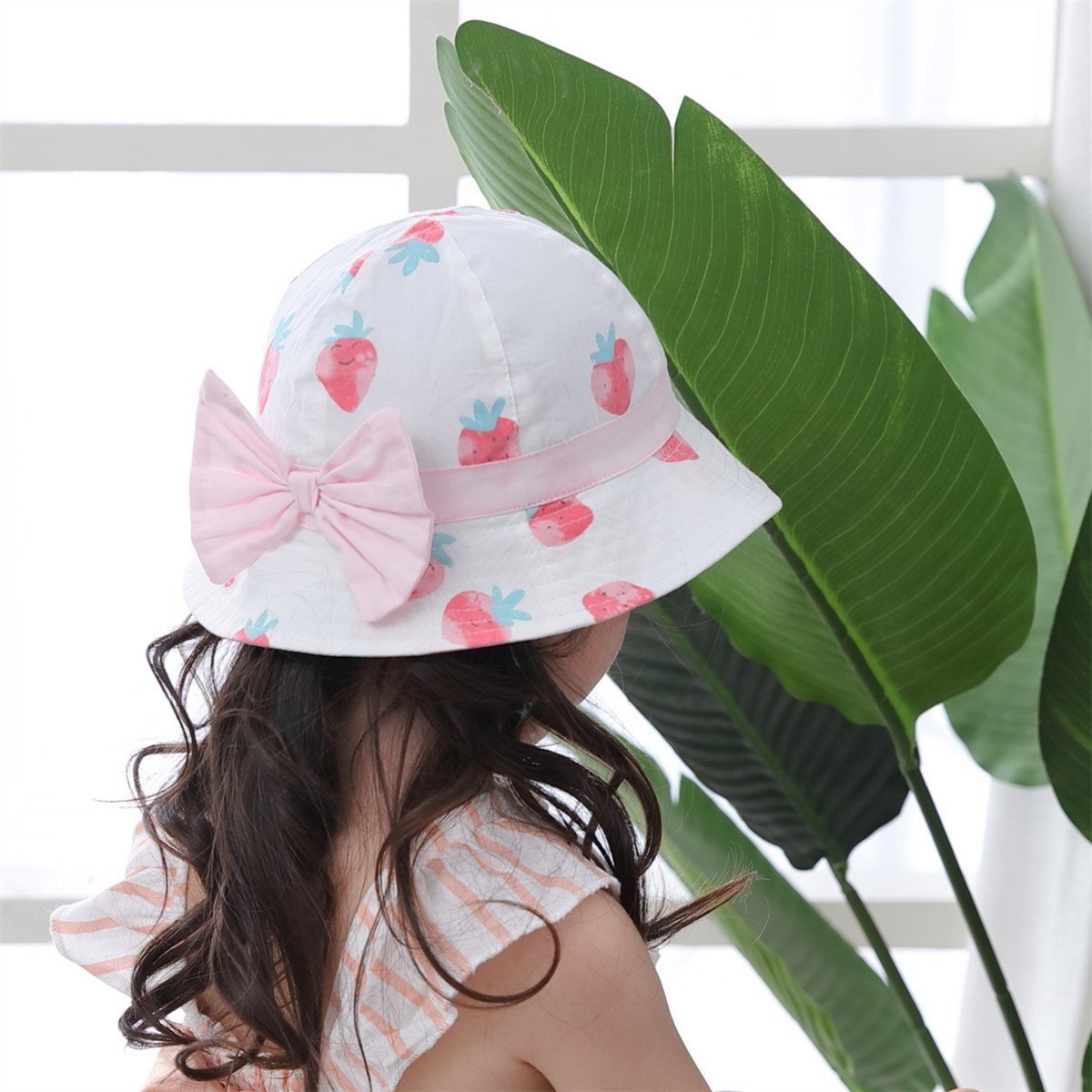 Mũ vải vành Miller màu trắng hoạ tiết dâu tây