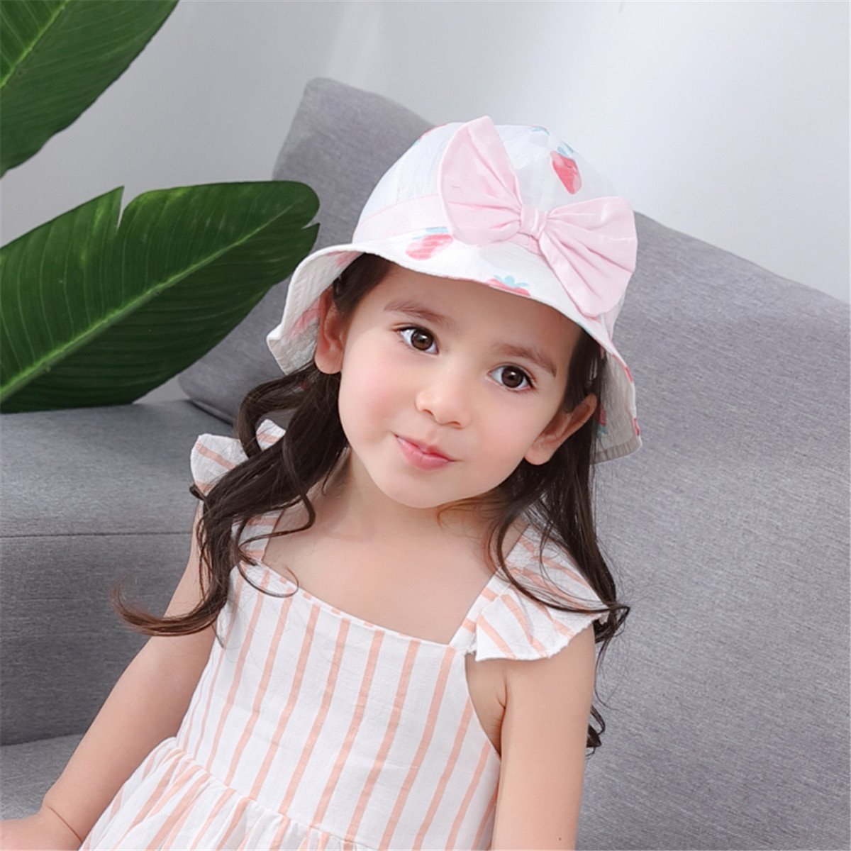 Mũ vải vành Miller màu trắng hoạ tiết dâu tây