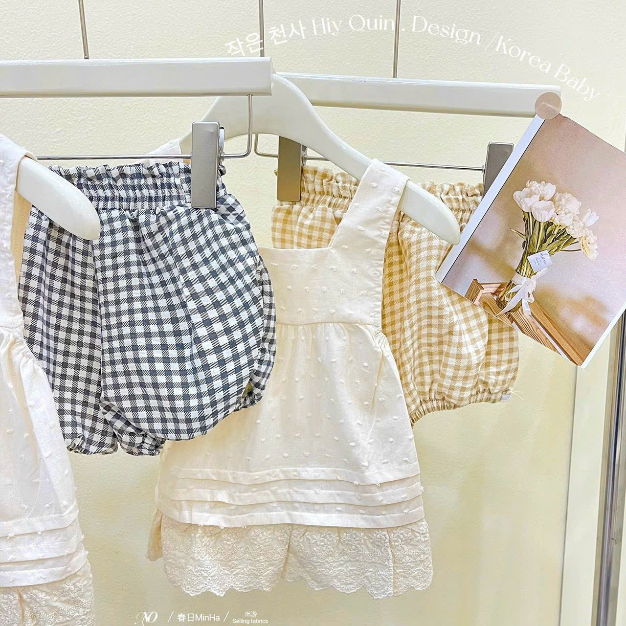 Bộ Hiyquin áo màu be phối chân ren + quần đùi bồng kẻ caro nhiều màu bé gái size 1-7y