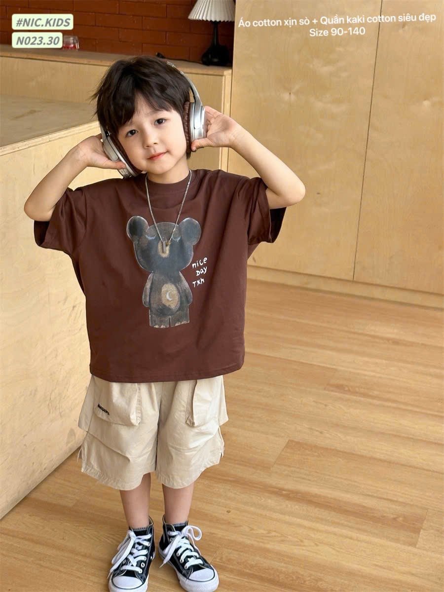N023 - Bộ cotton Nickids màu nâu in hình gấu + quần kaki bé trai size 90-140
