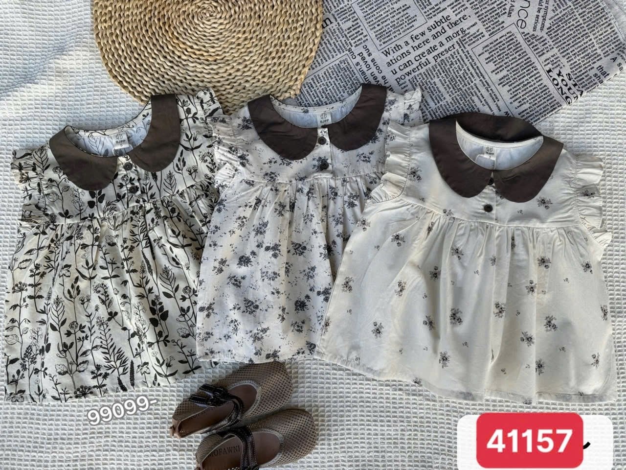 99099 - Áo sơ mi thô đũi cổ sen màu be hoa nhí ghi bé gái size 90-130