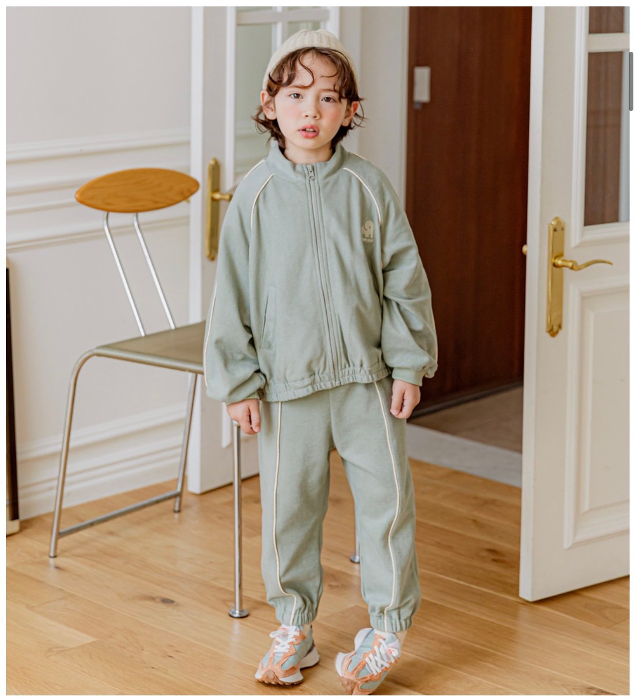 Quần thể thao Bebezoo có viền 2 màu be/rêu BTBG