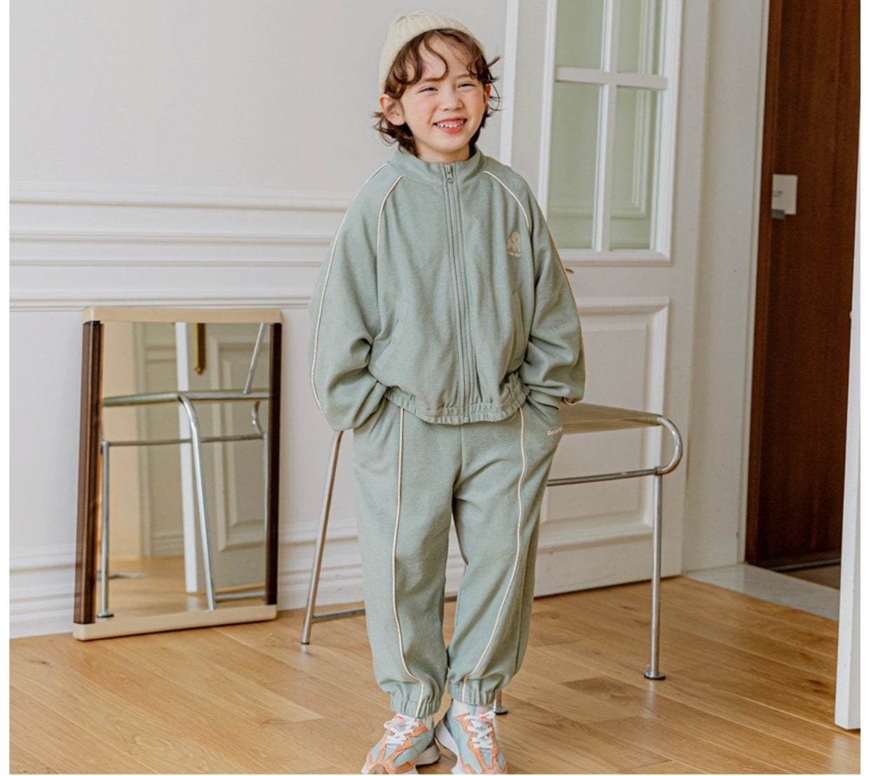 Quần thể thao Bebezoo có viền 2 màu be/rêu BTBG