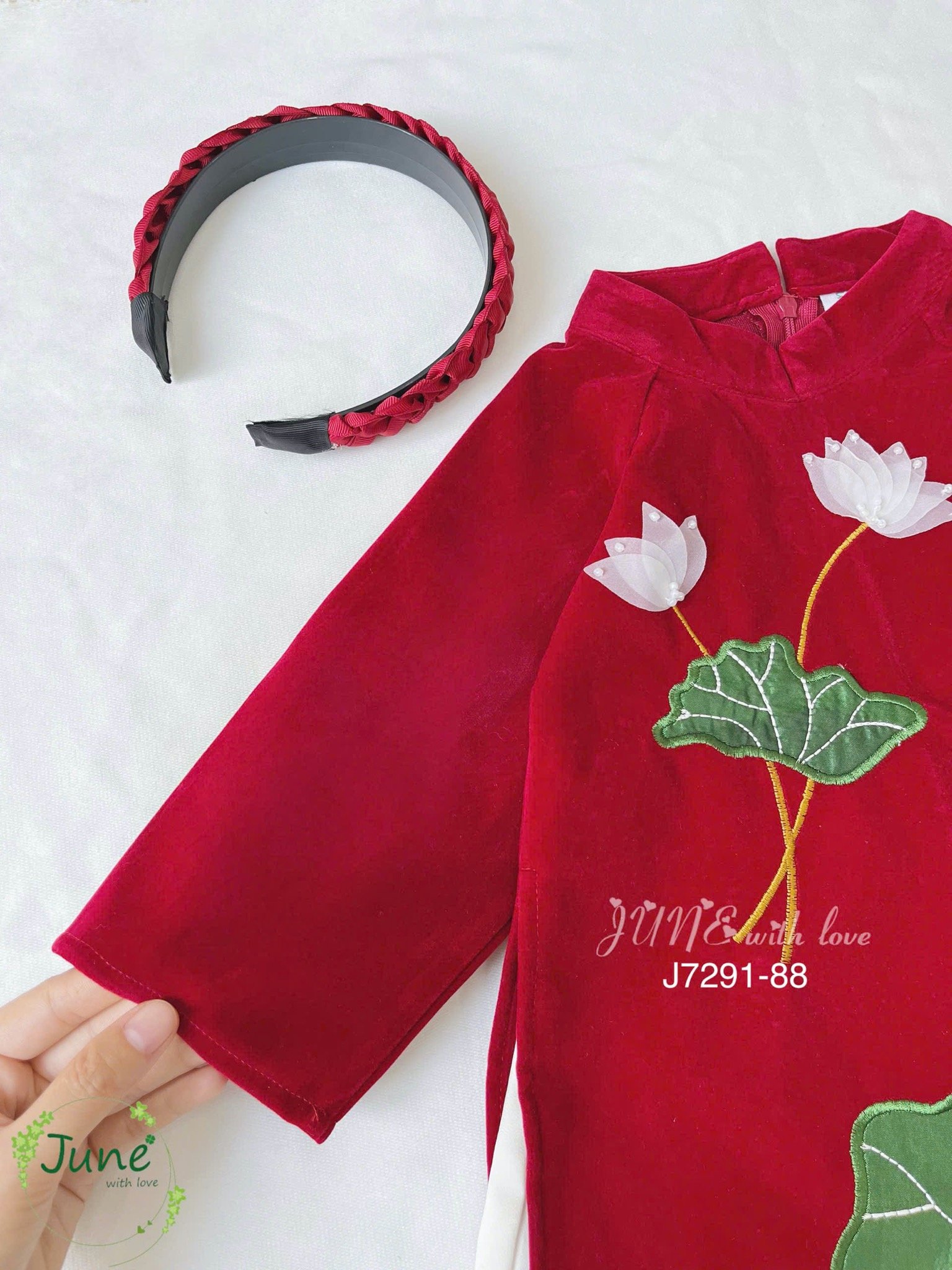 J7291 - Áo dài nhung June nhung đỏ đính kết hoa sen bé gái size 1-10y