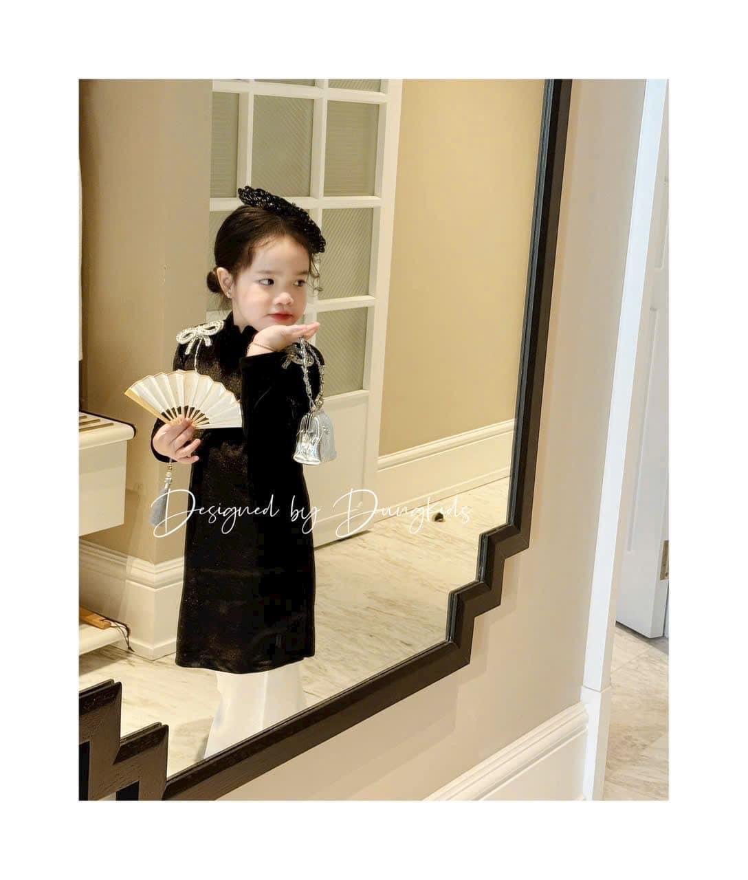 Áo dài Dungkids vải nhung tuyết màu đen đính nơ vai bé gái size 1-10y