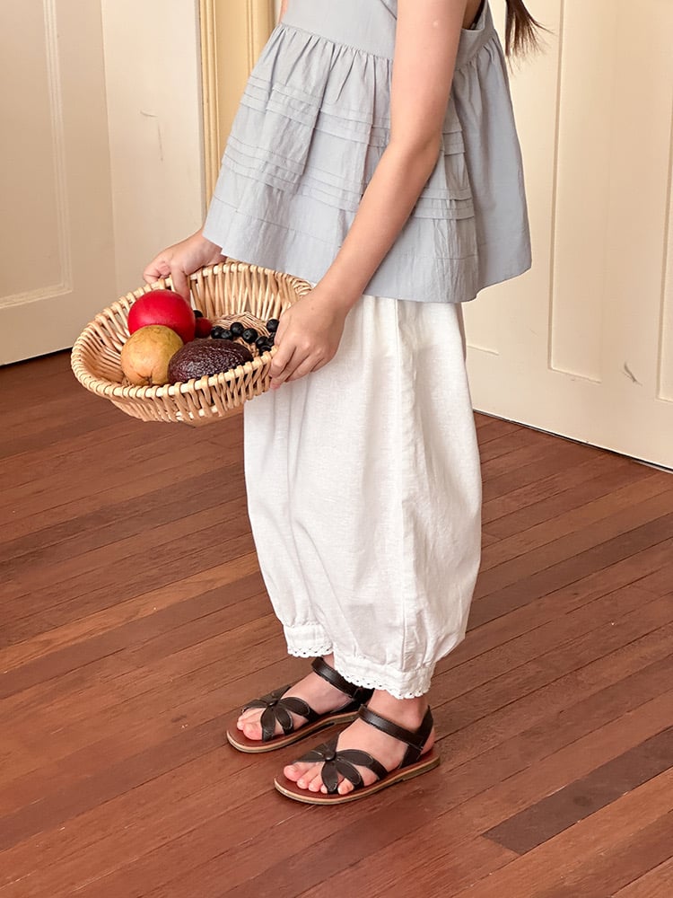 Quần vải thô Ambb bo ren gấu màu trắng bé gái size 90-160