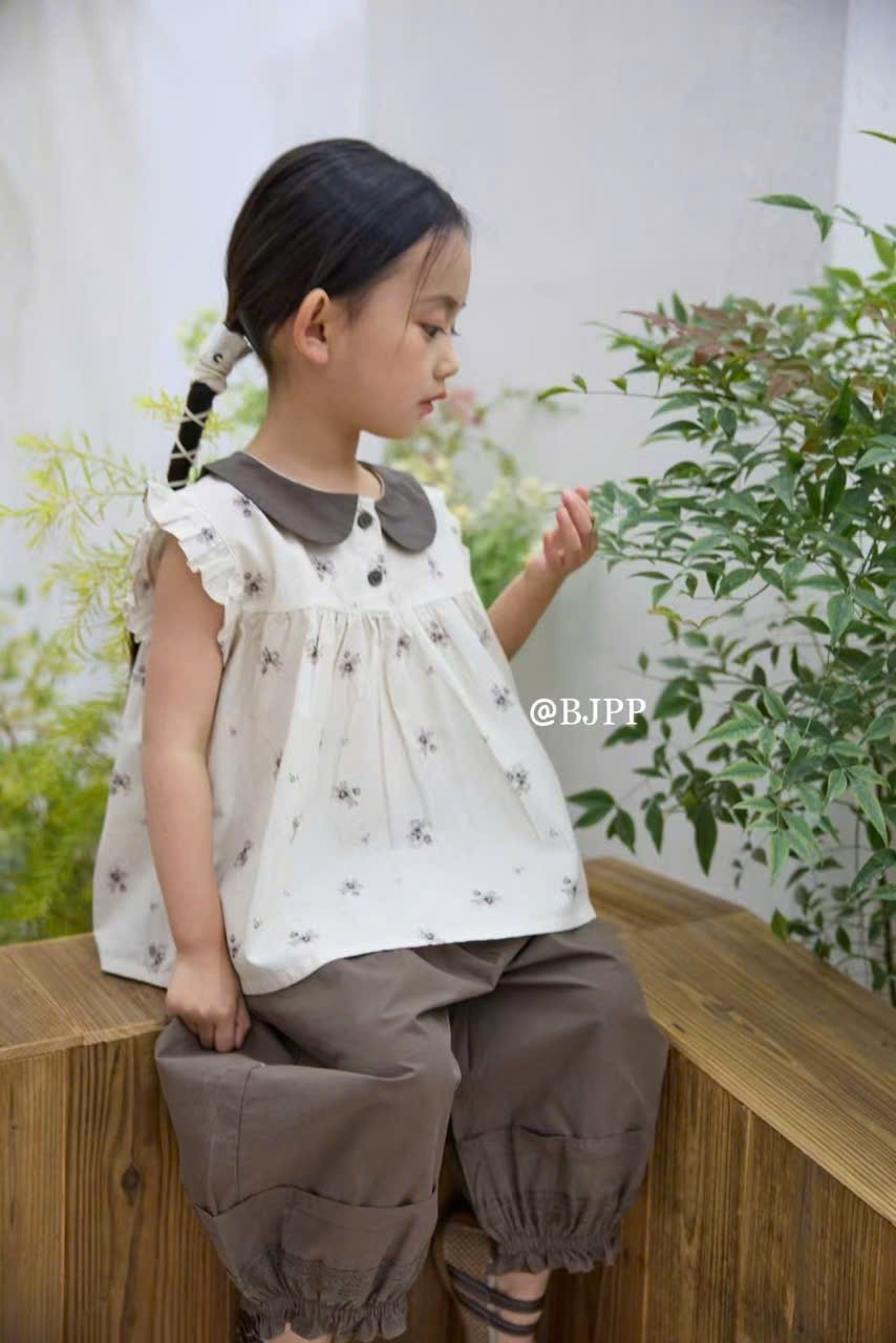 99099 - Áo sơ mi thô đũi cổ sen màu be hoa nhí ghi bé gái size 90-130