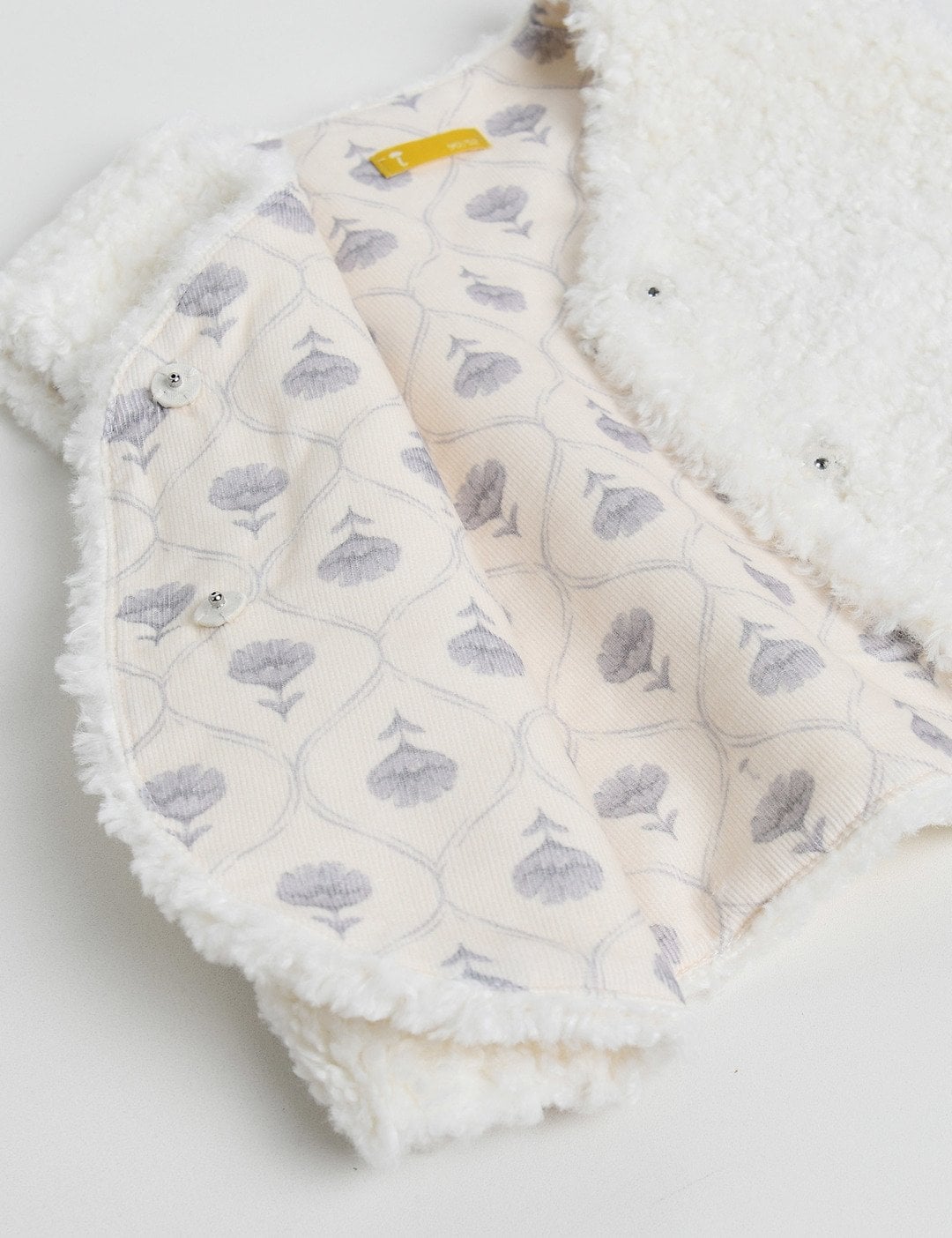 Áo khoác gile Moimoln 2 mặt lông trắng - nhung hoa size 90 / 100 ( tháo logo )