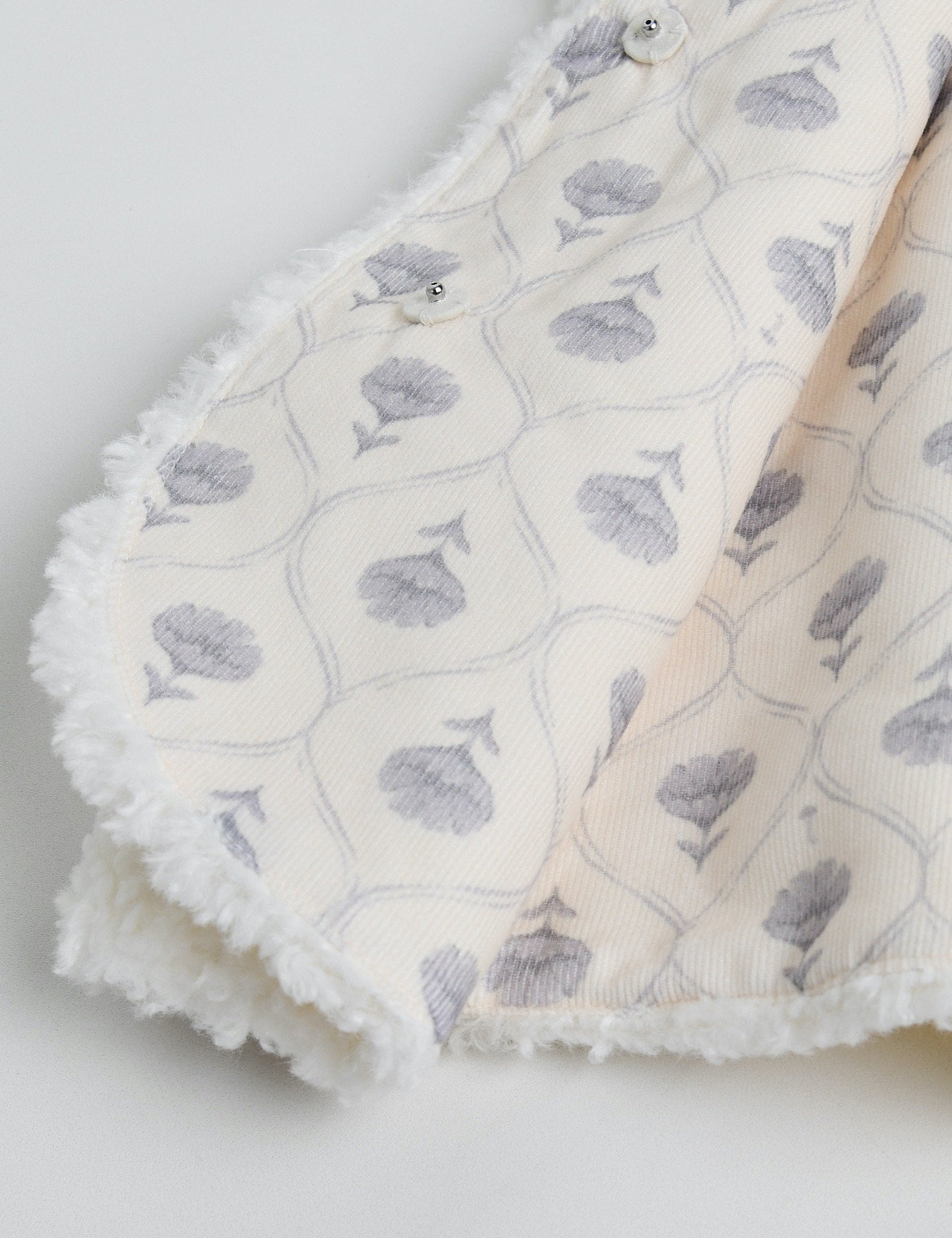 Áo khoác gile Moimoln 2 mặt lông trắng - nhung hoa size 90 / 100 ( tháo logo )