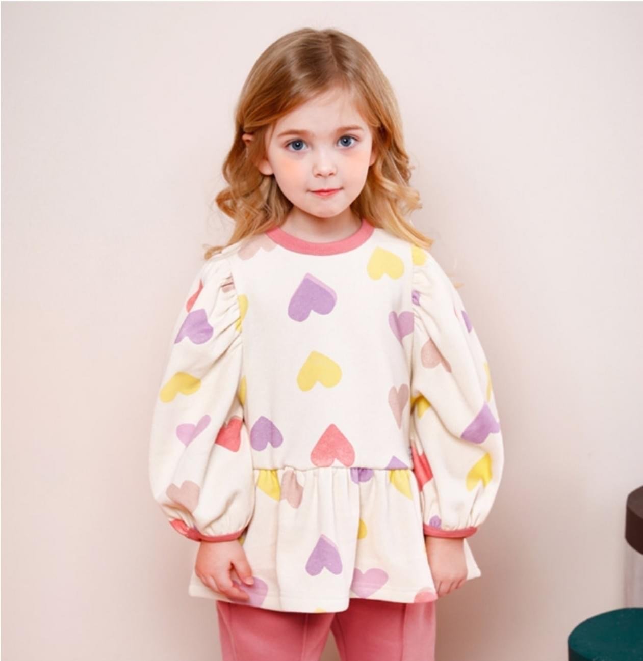 Áo nỉ lót lông Jelispoon màu kem trái tim sắc màu