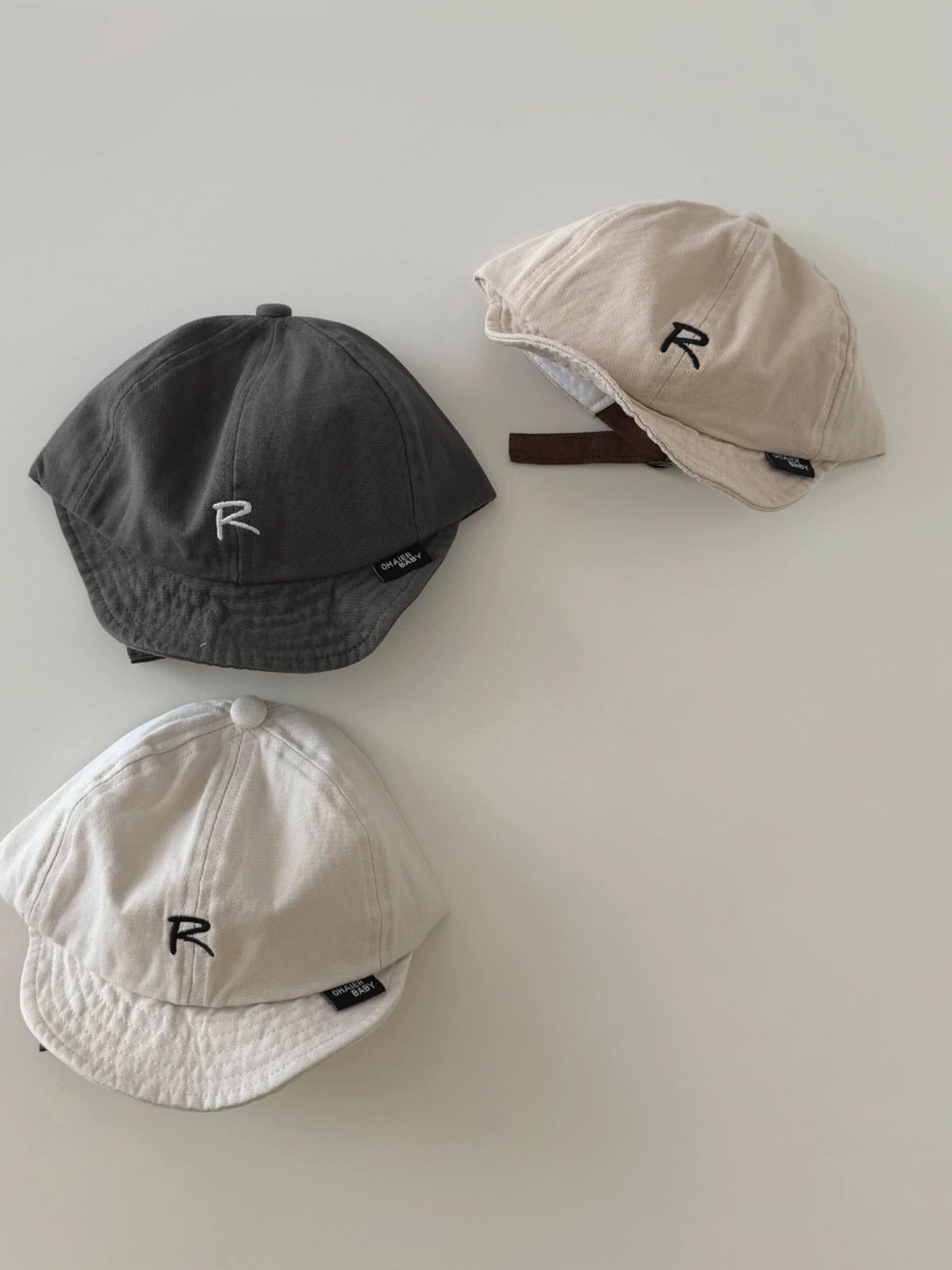 Mũ lưỡi le vành mềm chữ R nhiều màu BTBG size 6m-2y