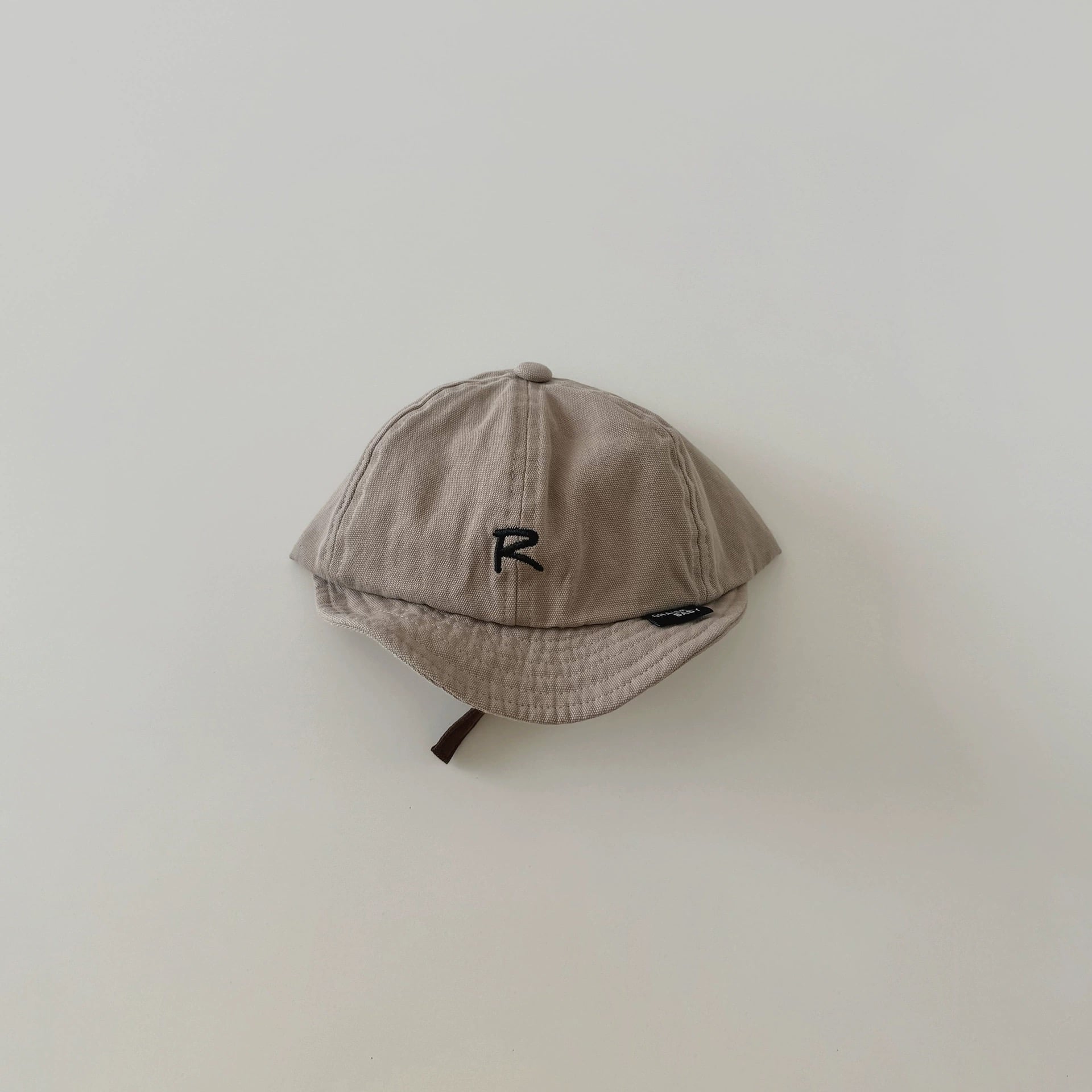 Mũ lưỡi le vành mềm chữ R nhiều màu BTBG size 6m-2y