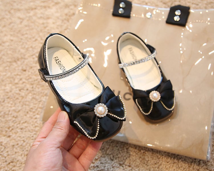 V550 - Giày búp bê đính nơ quai dán 2 màu đen/kem cho bé size 21-36