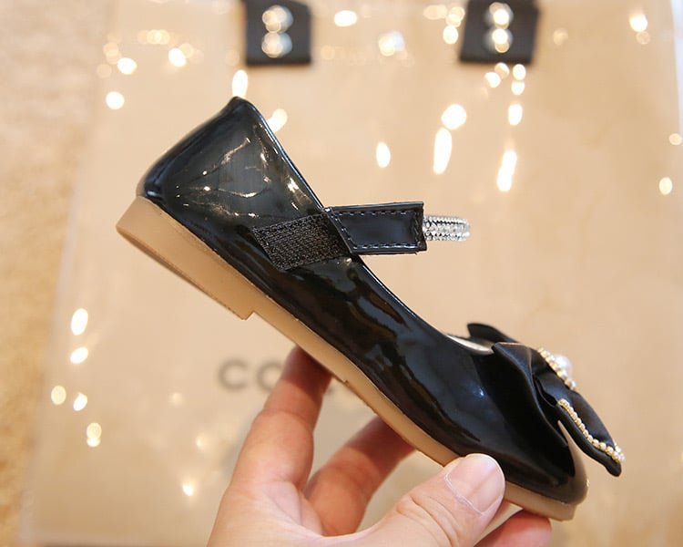 V550 - Giày búp bê đính nơ quai dán 2 màu đen/kem cho bé size 21-36