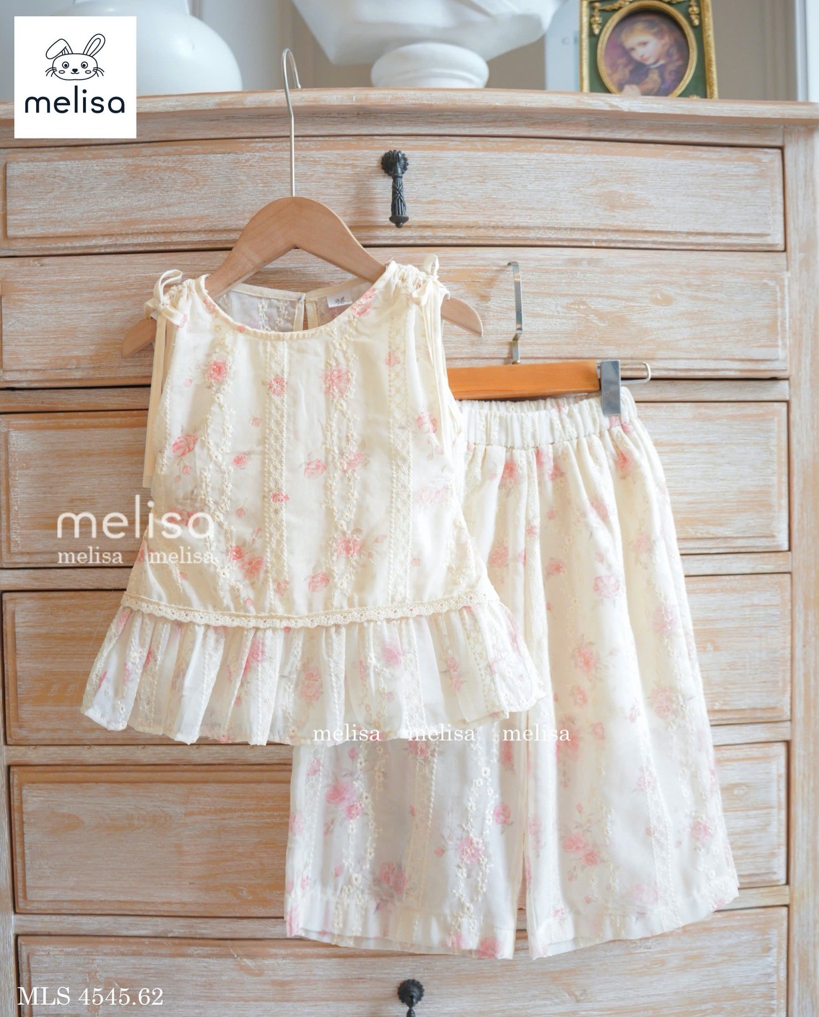 MLS 4545 - Bộ Melisa màu be hoạ tiết hoa thêu bé gái size 2-11y