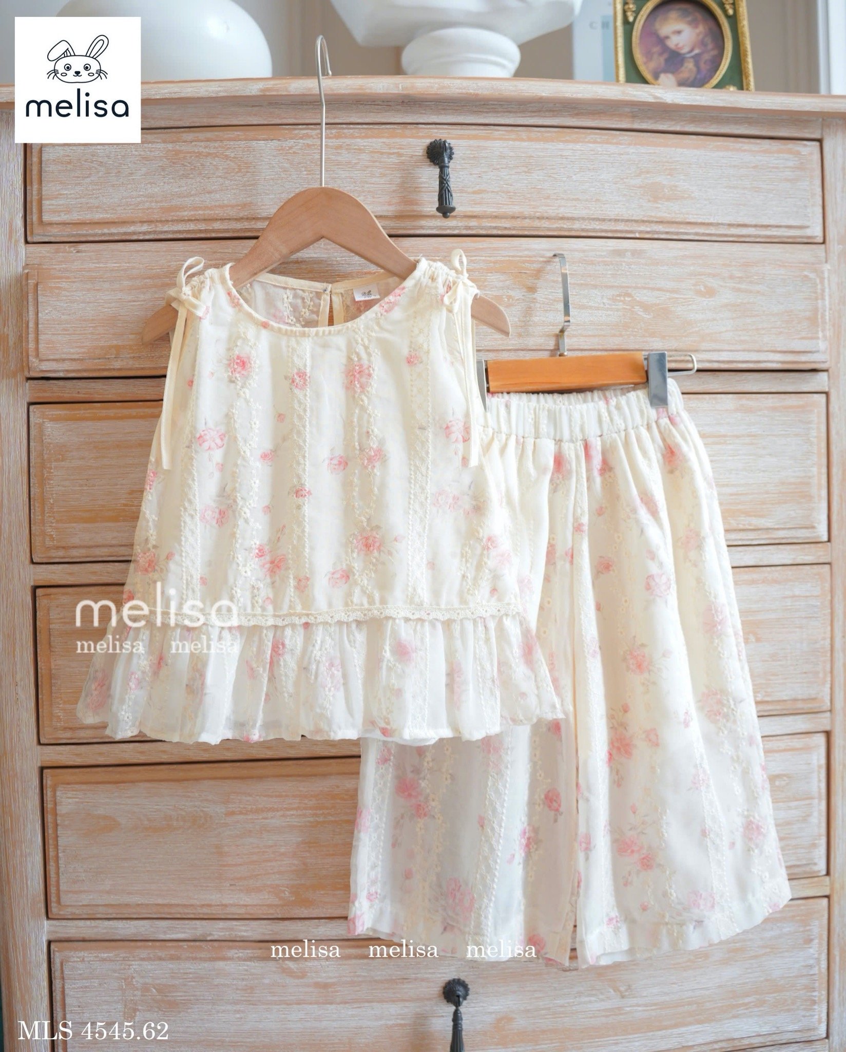 MLS 4545 - Bộ Melisa màu be hoạ tiết hoa thêu bé gái size 2-11y