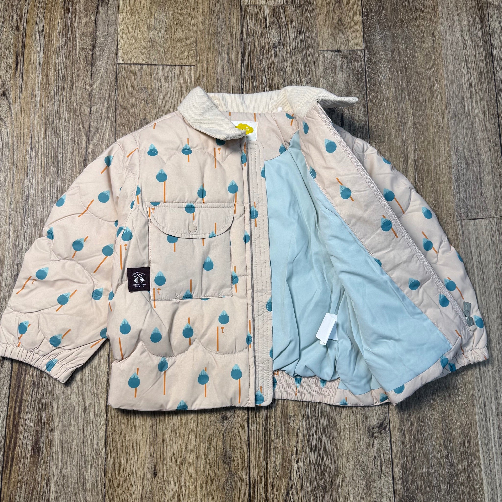 Áo khoác lông vũ Moimoln màu be cổ bẻ in hình cây xanh cho bé size 90-120