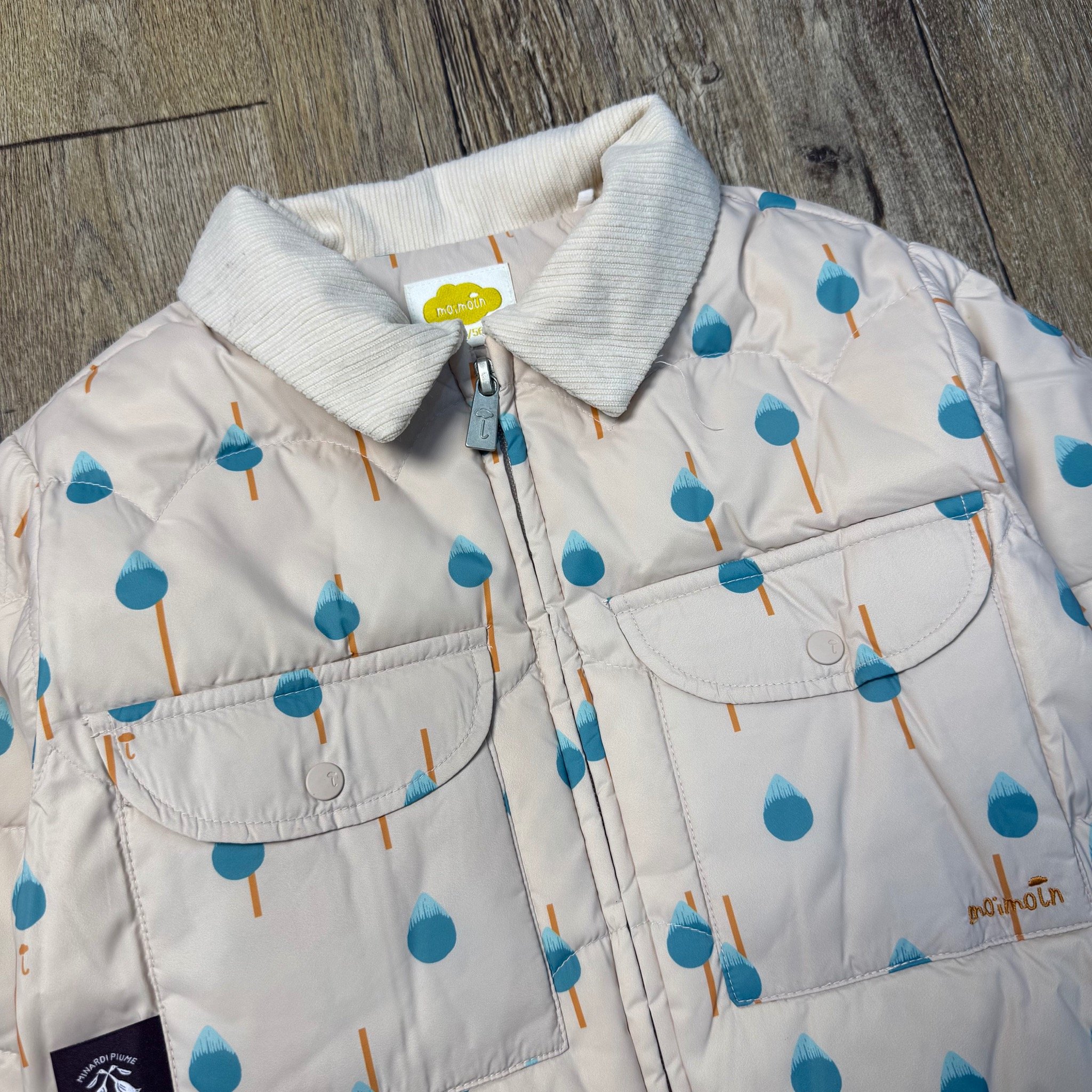 Áo khoác lông vũ Moimoln màu be cổ bẻ in hình cây xanh cho bé size 90-120