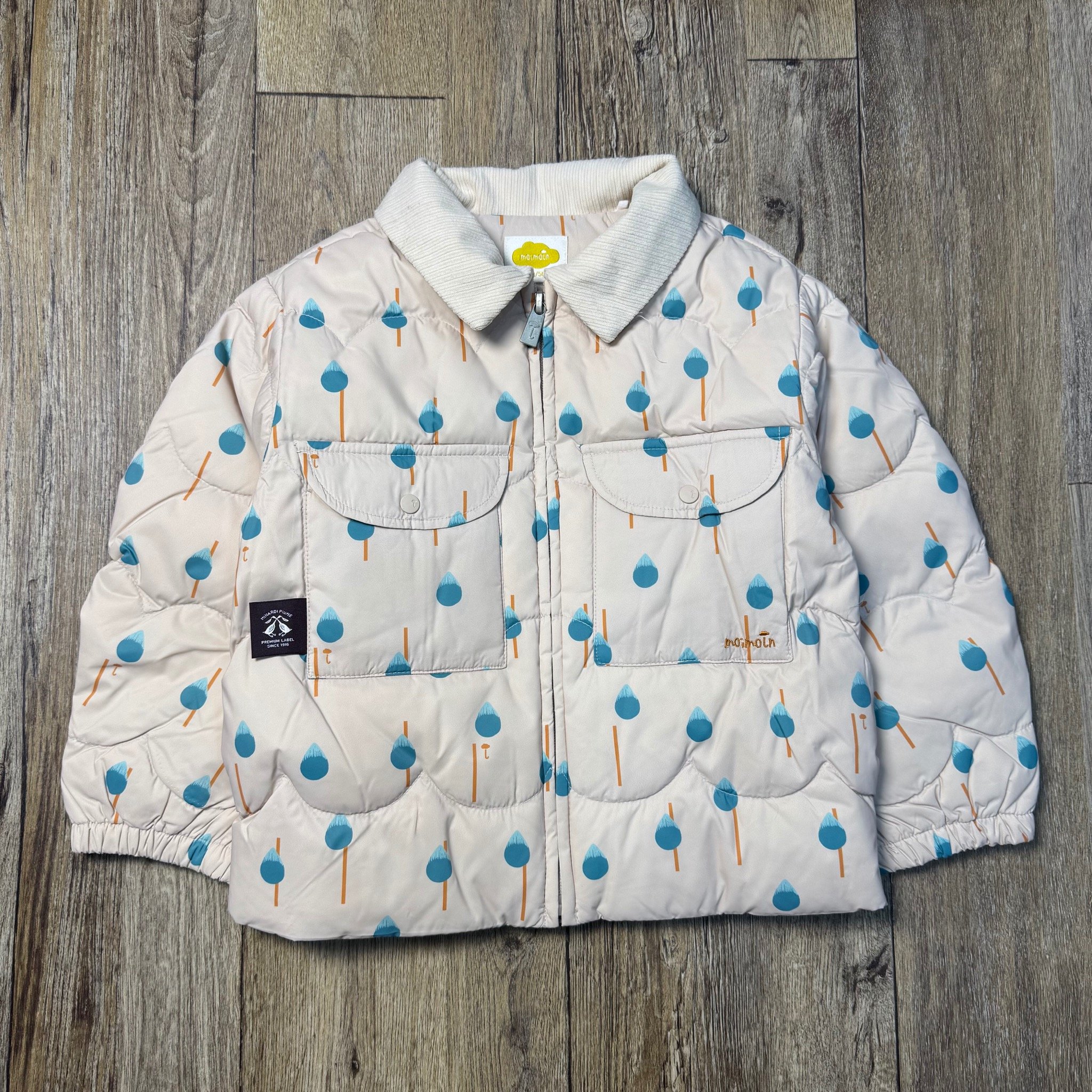 Áo khoác lông vũ Moimoln màu be cổ bẻ in hình cây xanh cho bé size 90-120