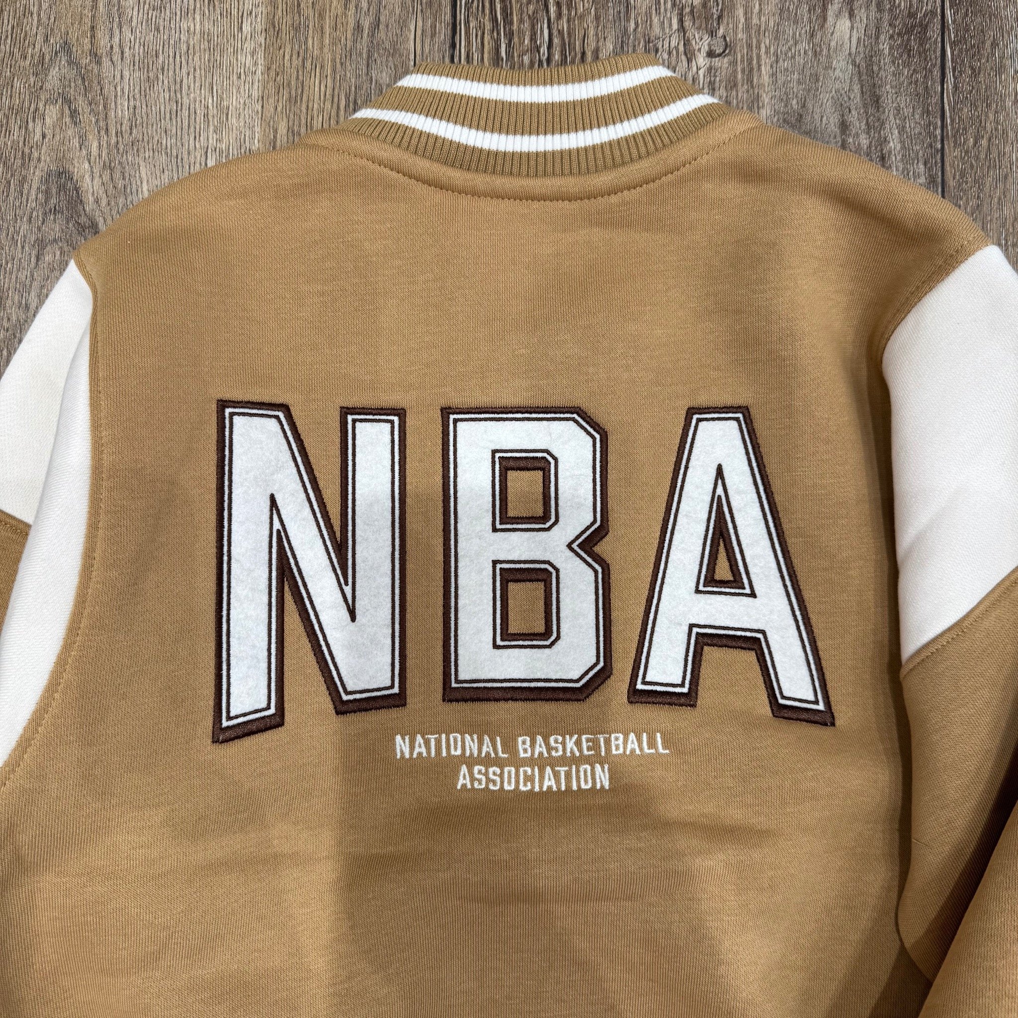 AKBT46 - Áo khoác bomber màu nâu be bóng chày cho bé size 4-10y