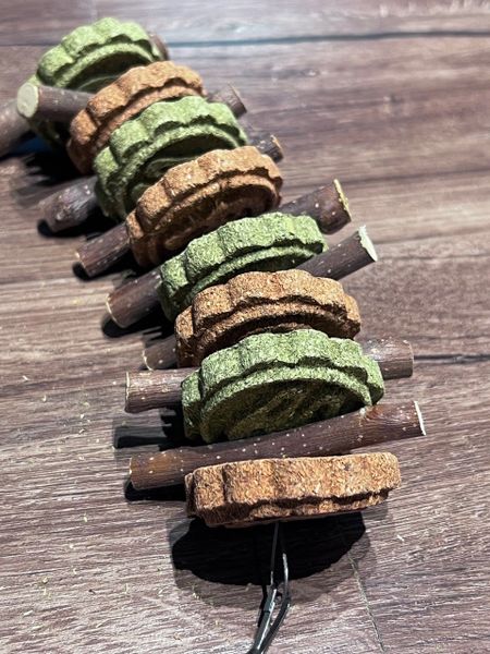 Thanh mài răng cho thỏ chuột lang bọ ú hamster Táo + Carot + alfalfa