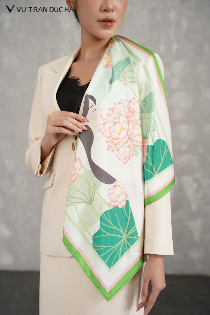 Khăn lụa vuông Thiếu Nữ Ôm Hương Sen SCO2601
