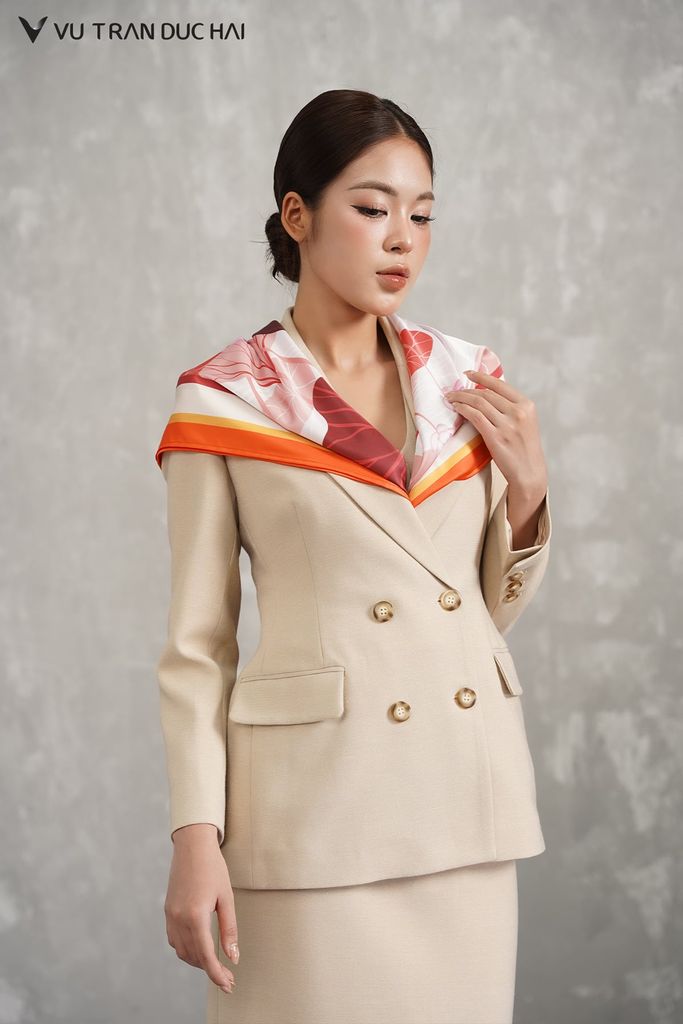 Khăn lụa vuông Thiếu Nữ Ôm Hương Sen SCO2601