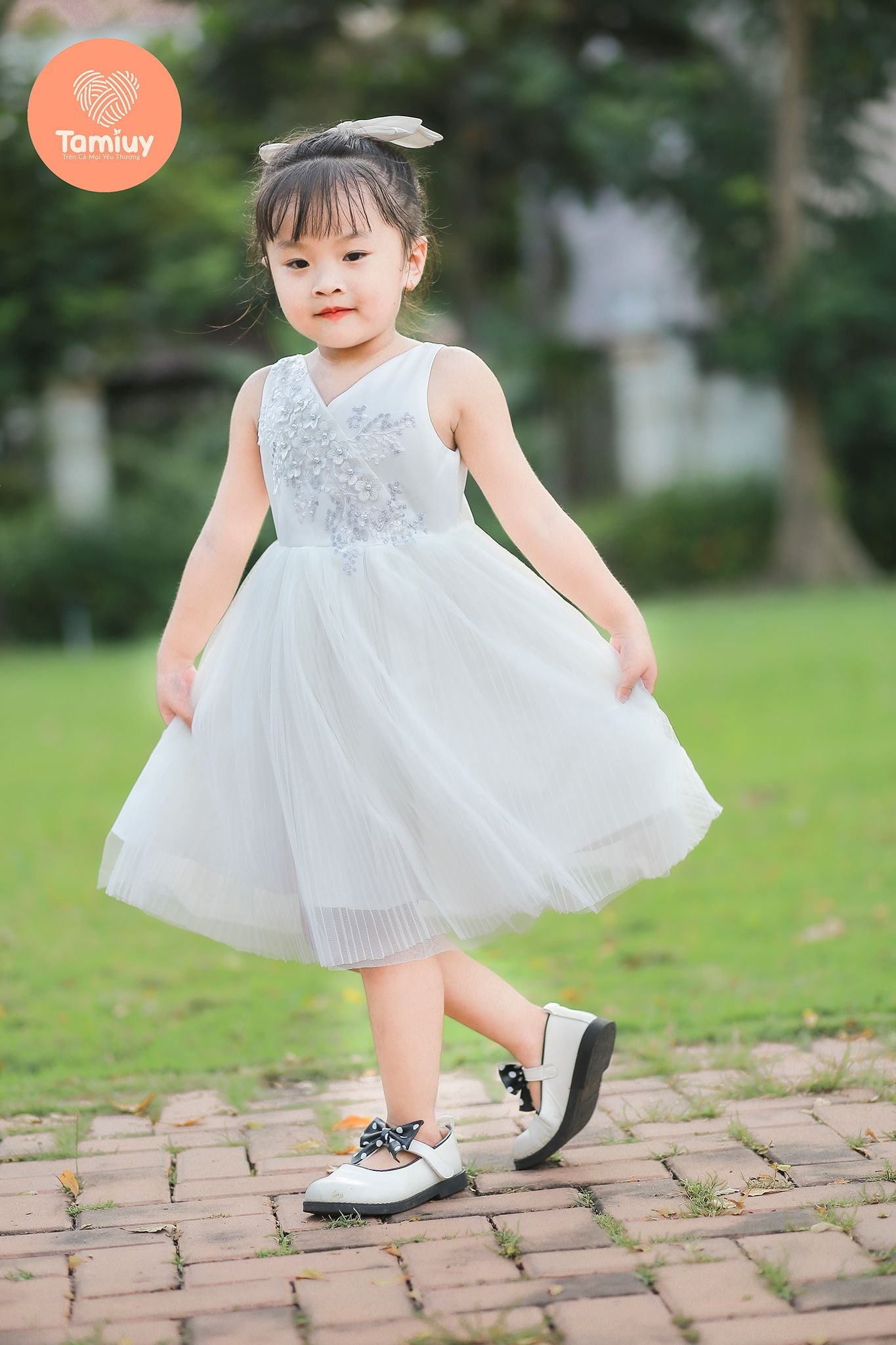  Tamiuy Đầm Dạ Hội Cao Cấp Màu Đỏ  Thân Đầm Trên Đính Cườm Và Hoa Ở Ngực Áo Size 8-12 