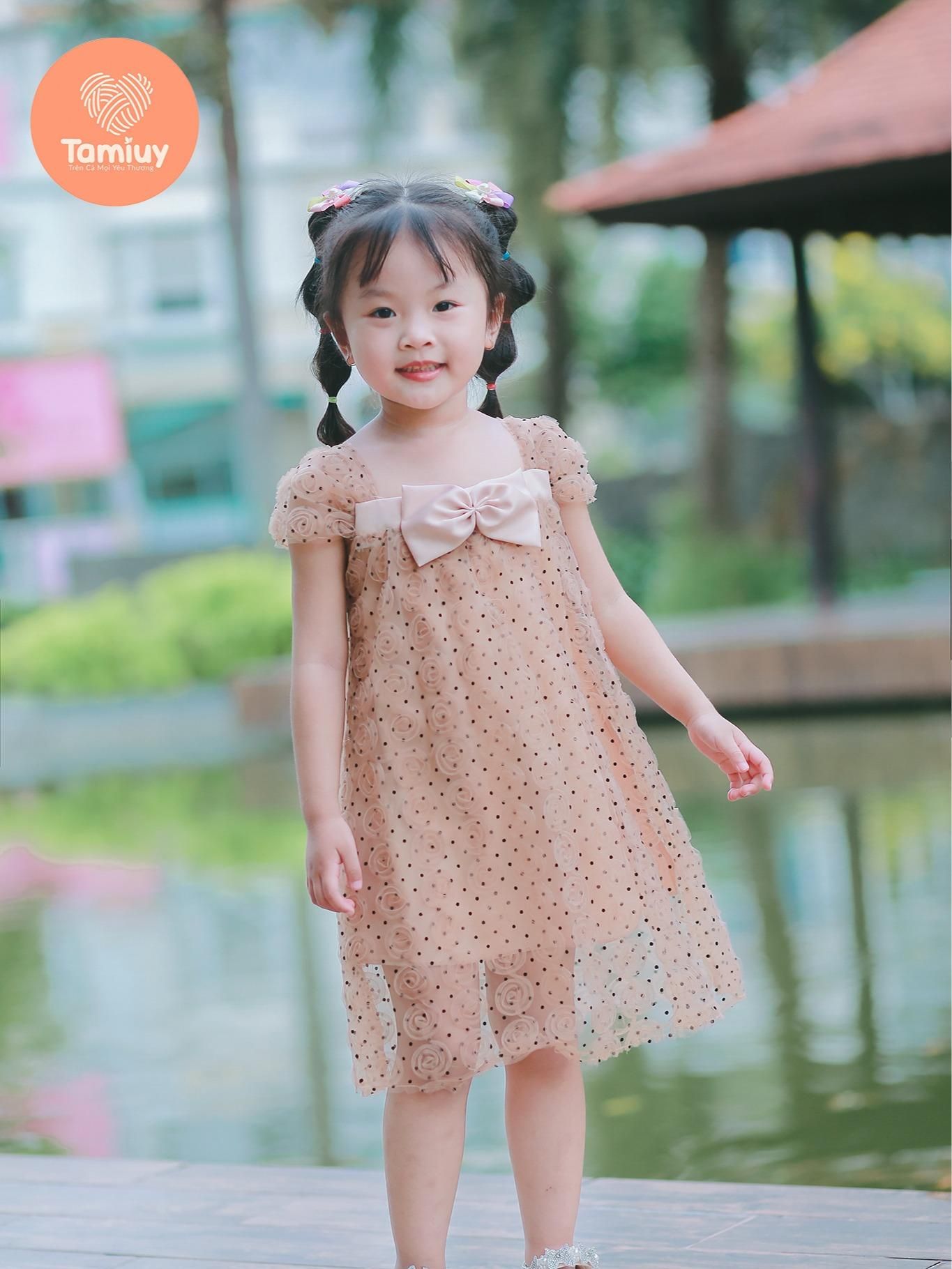  Đầm Hoa Hồng Xòe Nơ Ngực Tamiuy Voan Mềm Cho Bé Từ 10-38 kg - Thương Hiệu Thời Trang Local Band 