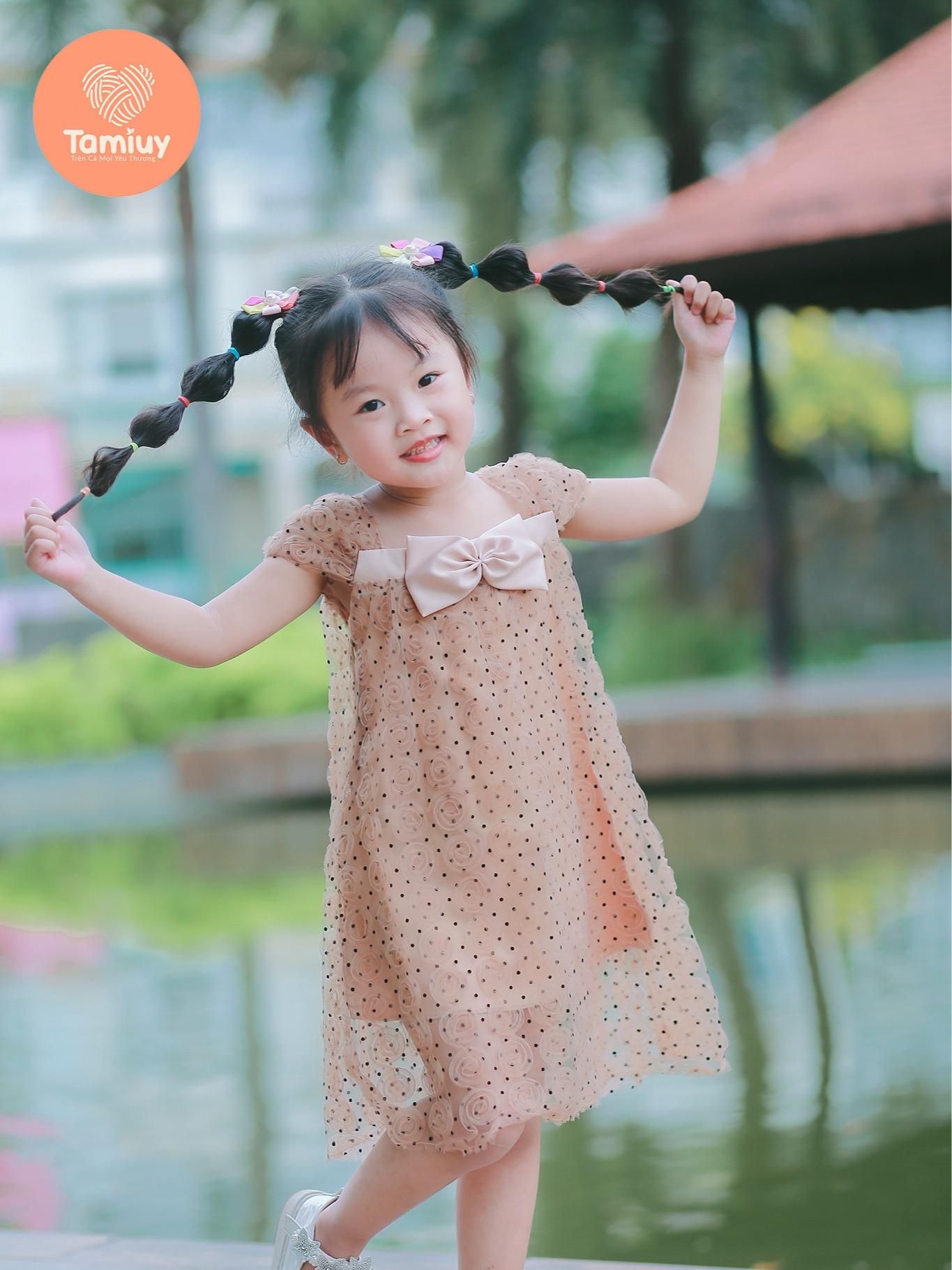  Đầm Hoa Hồng Xòe Nơ Ngực Tamiuy Voan Mềm Cho Bé Từ 10-38 kg - Thương Hiệu Thời Trang Local Band 
