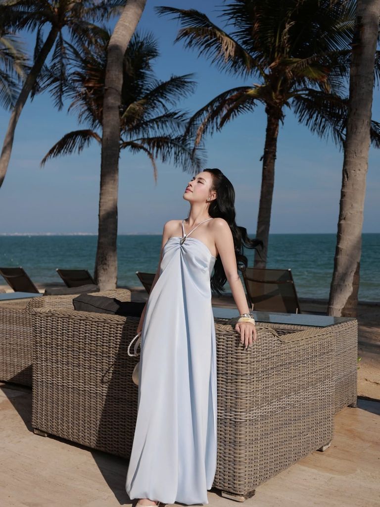 Đầm Nữ QUIERO Cổ Yếm Hở Lưng Dáng Dài Form Bí Quyến Rũ Nữ Tính GOÛT DE JUN