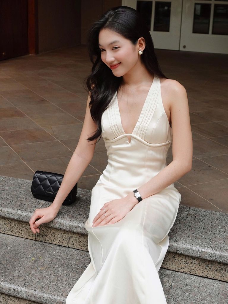 Đầm Nữ GREERSY Cổ Yếm V Chiết Eo Dáng Dài Xòe Hở Lưng Sang Trọng GOÛT DE JUN