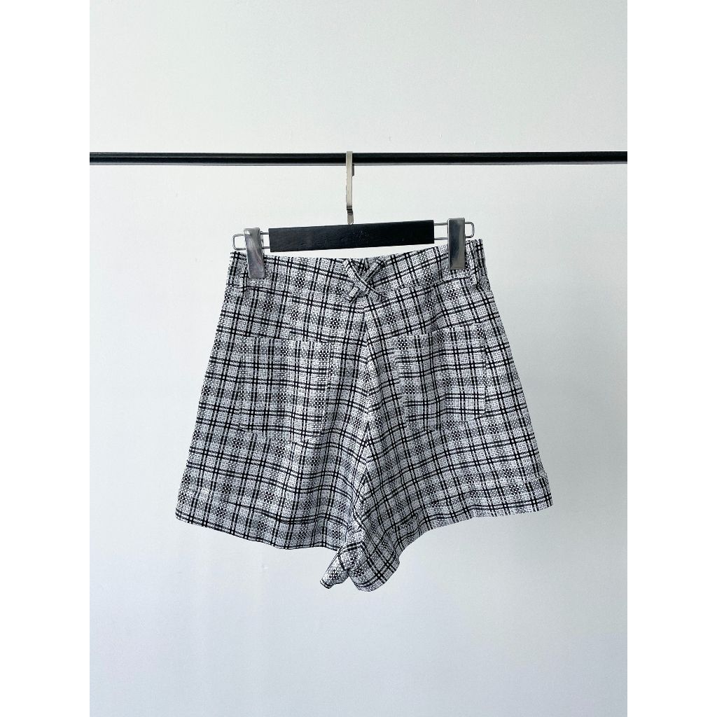 Quần lửng ống rộng kẻ cạp khoá lưng cao, Quần kẻ nữ hack dáng cá tính hottrend | Sarah Shorts | Secodee