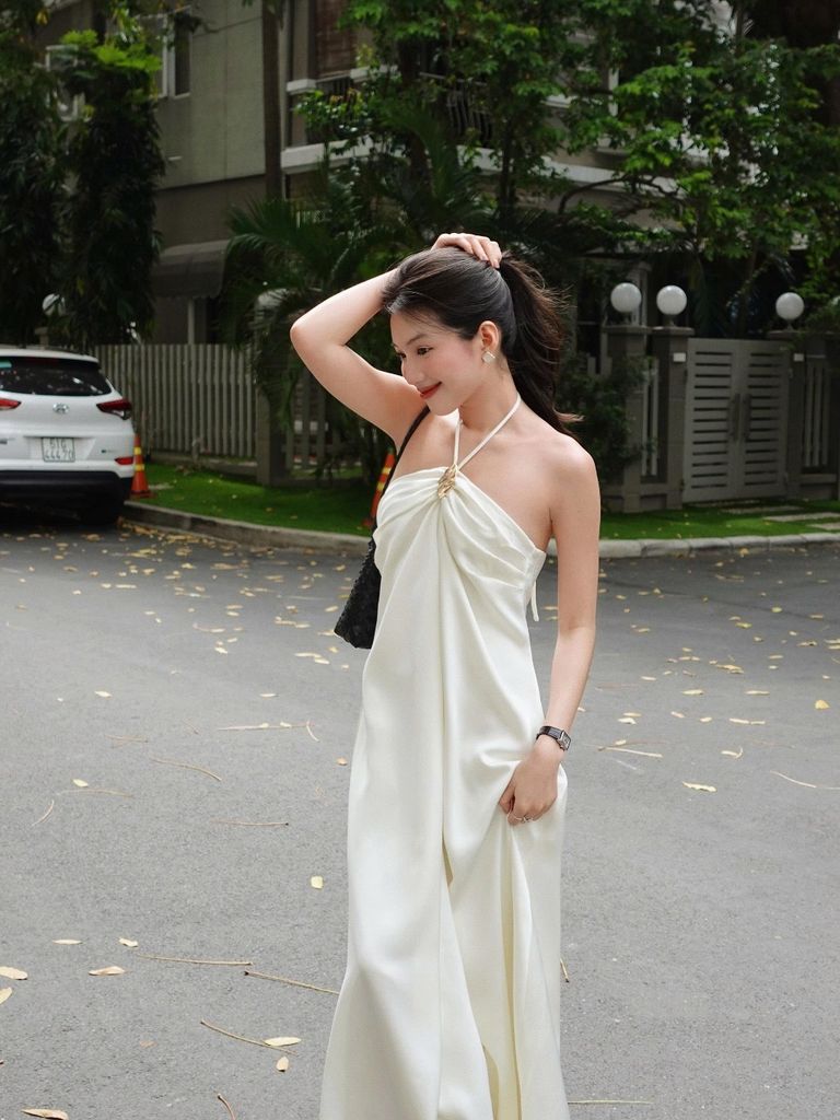 Đầm Nữ QUIERO Cổ Yếm Hở Lưng Dáng Dài Form Bí Quyến Rũ Nữ Tính GOÛT DE JUN