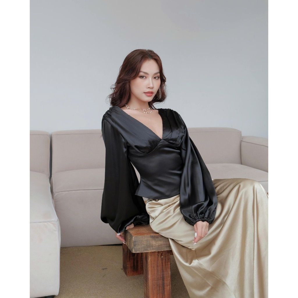 Áo Lụa Nữ Cổ V Xếp Li Vai Tay Dài - AMOURS TOP - GOÛT DE JUN