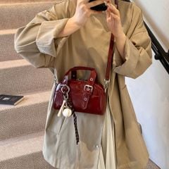 Túi Đeo Chéo Nữ Phong Cách Retro Châu Âu Màu Đỏ Kèm Charm