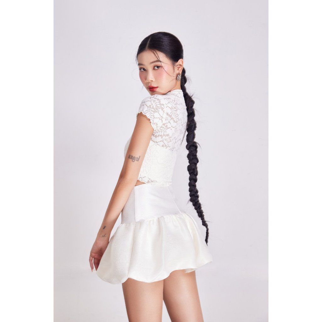 Áo Croptop Tay Ngắn Thiết Kế Ren Hoa Hot Trend - TYRA TOP - GOÛT DE JUN