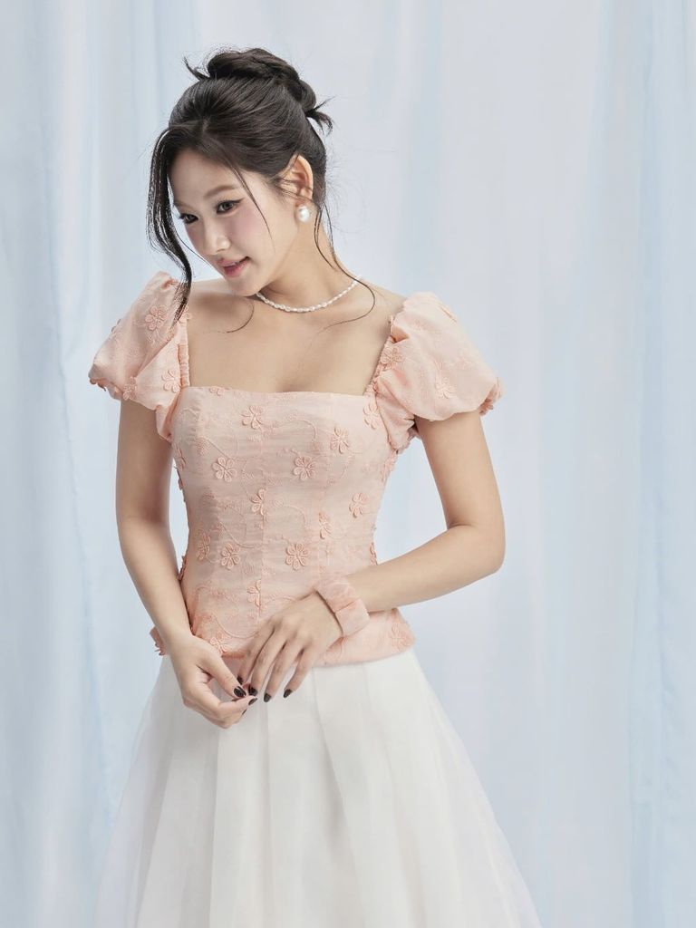 Áo Nữ DELWYN Cổ Vuông Tay Phồng Hoa Nổi 3D Nữ Tính GOÛT DE JUN