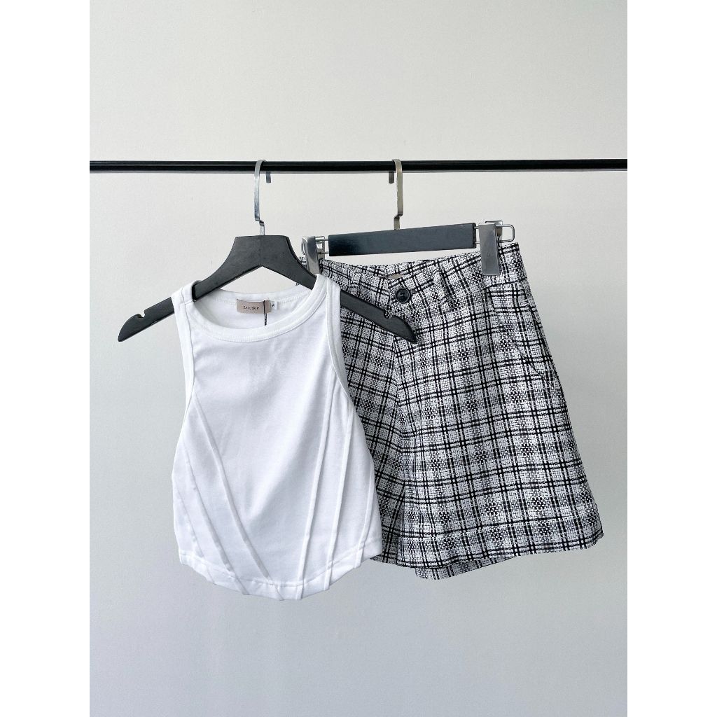 Quần lửng ống rộng kẻ cạp khoá lưng cao, Quần kẻ nữ hack dáng cá tính hottrend | Sarah Shorts | Secodee