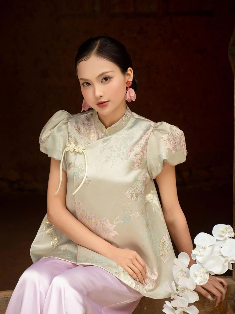 Áo Nữ SƯƠNG HOA Cổ Tàu Truyền Thống Tay Ngắn Bồng Đính Nơ Vải Gấm GOUT DE JUN