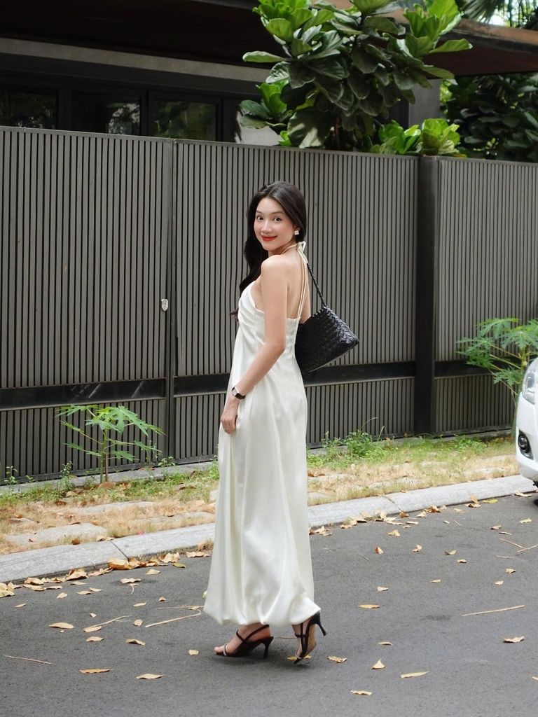 Đầm Nữ QUIERO Cổ Yếm Hở Lưng Dáng Dài Form Bí Quyến Rũ Nữ Tính GOÛT DE JUN
