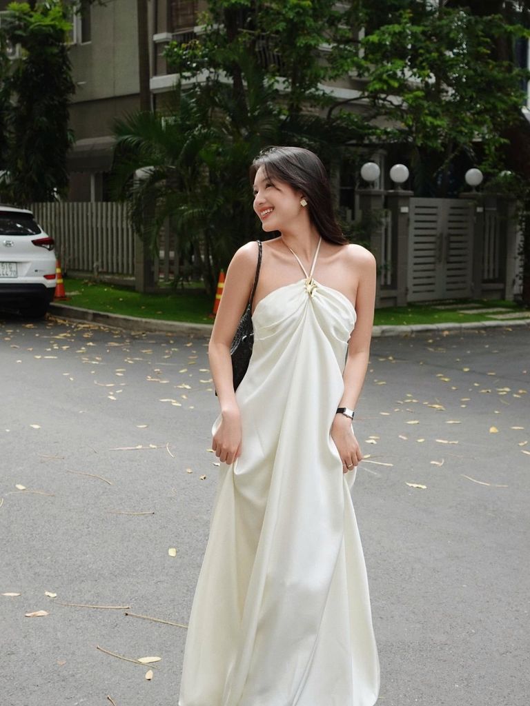Đầm Nữ QUIERO Cổ Yếm Hở Lưng Dáng Dài Form Bí Quyến Rũ Nữ Tính GOÛT DE JUN