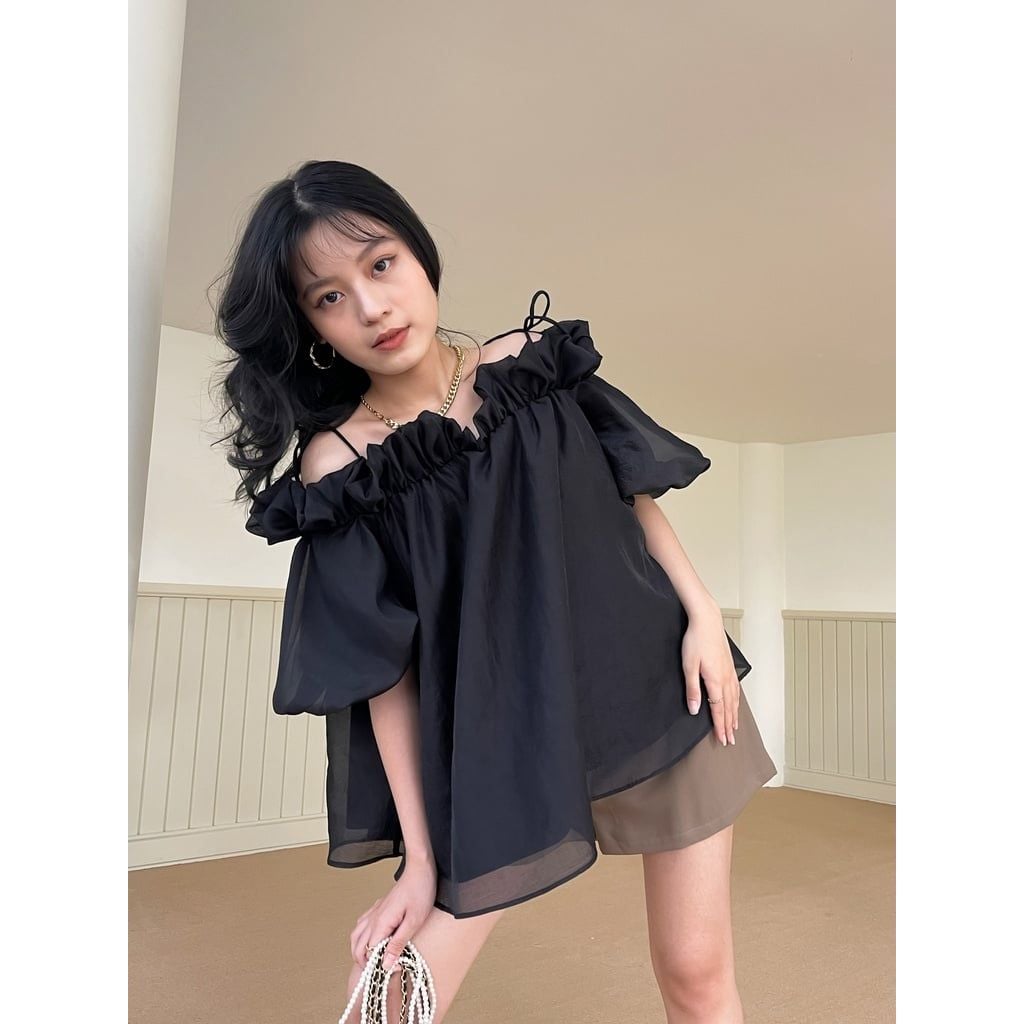 GOÛT DE JUN - Áo trễ vai tay bồng đen - Maris Top